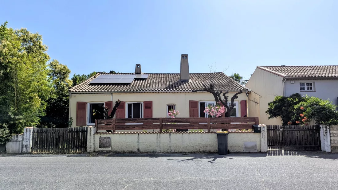 Une clôture fatiguée par le temps