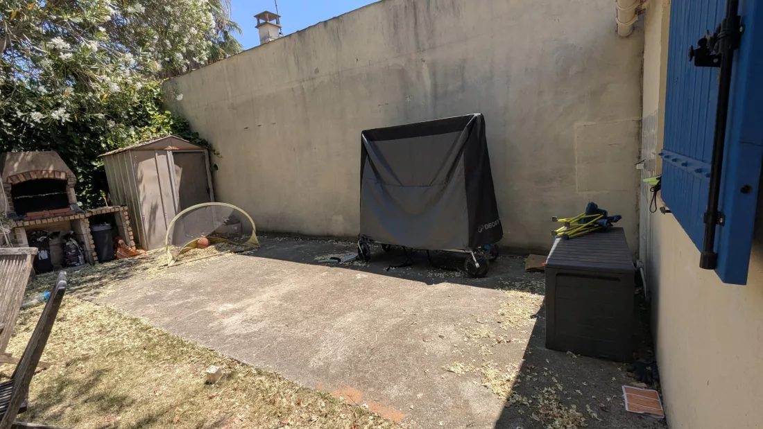 Une cour qui servait surtout de rangement