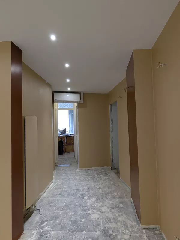 Après peinture : Le couloir, du lambris brut au beige sable