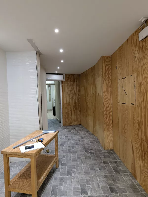 Avant : Le couloir, du lambris brut au beige sable