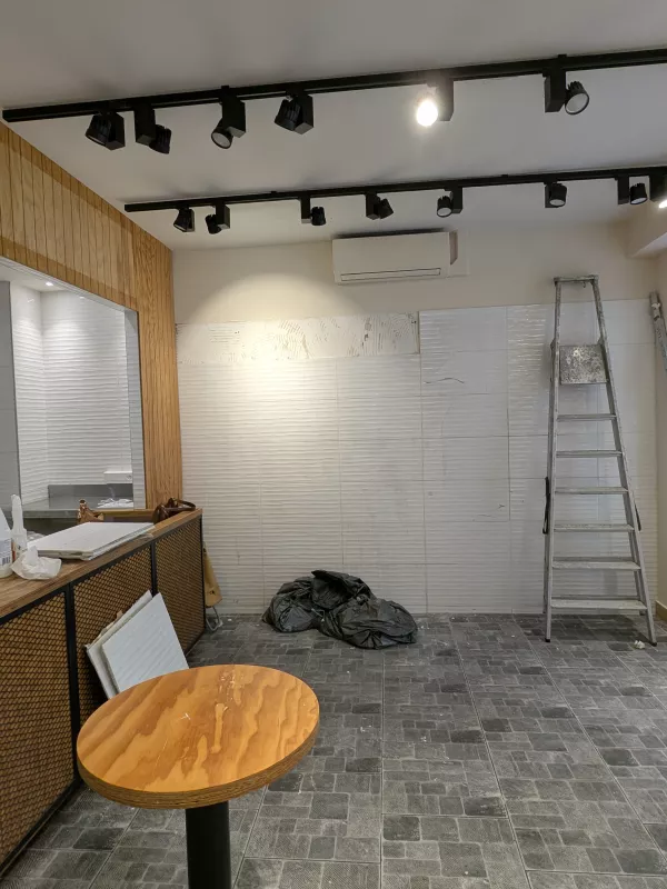 Avant : Le mur du fond, devenu une banquette rouge sous un grand miroir doré