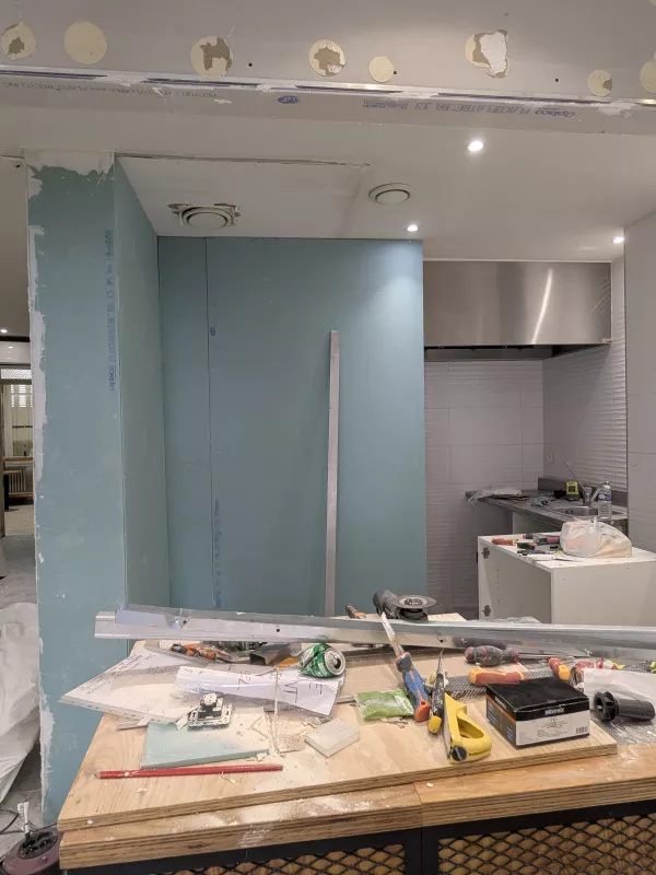 Le comptoir et les volumes prennent forme
