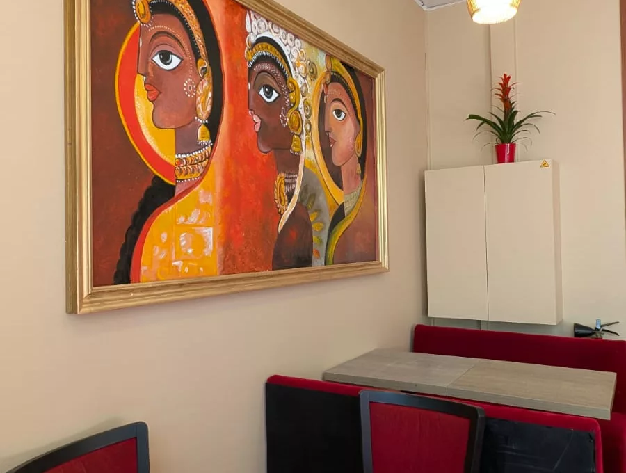 Salle du restaurant RANI, œuvre d’inspiration sri-lankaise