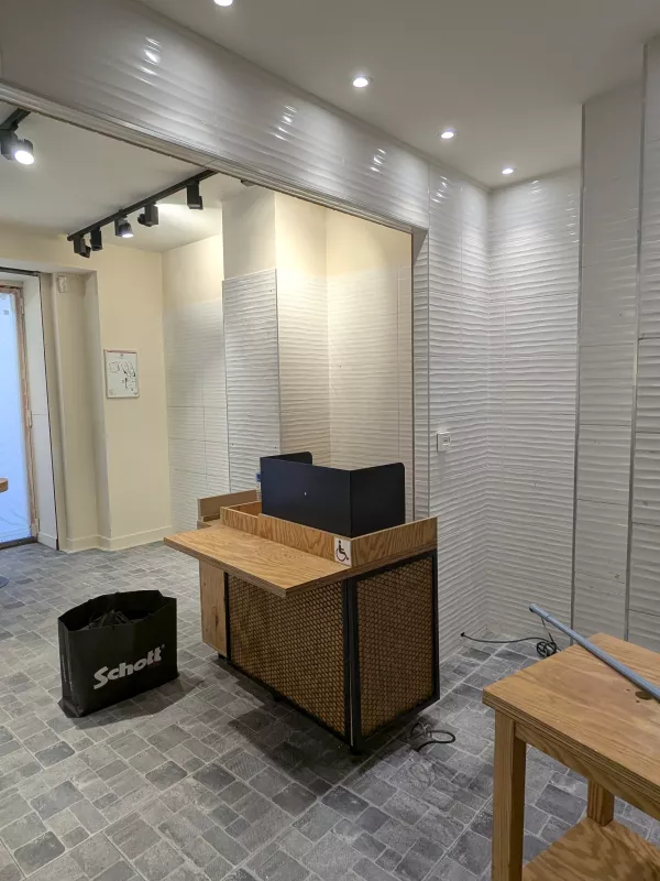 Avant : La salle côté vitrine, réchauffée par la palette terracotta et sable