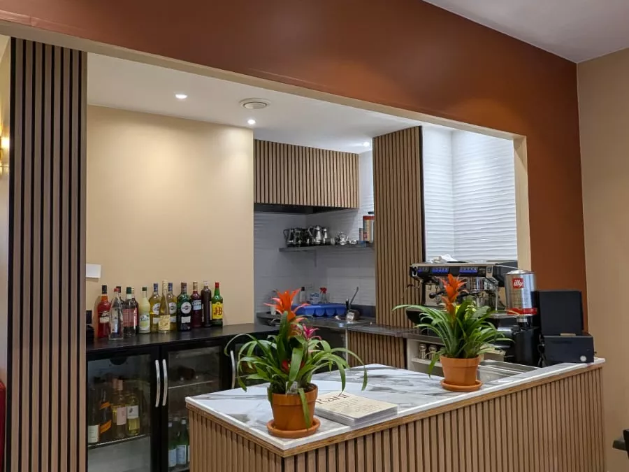 Comptoir en tasseaux de bois et plateau effet marbre